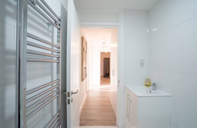 Modern Apt with Free Parking & Park Views in MK 35