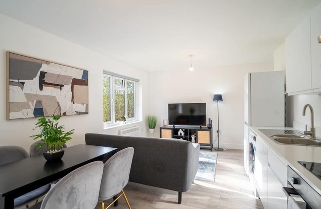 Modern Apt with Free Parking & Park Views in MK 31