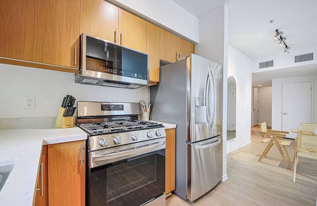 Beautiful 2BD 2bath Apt Just a Short Stroll from Iconic Santa Monica Beach