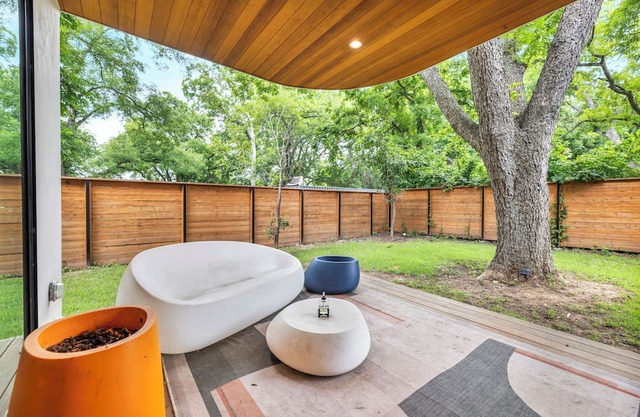 Modern Art House - Private Parking, Yard, & Grill
