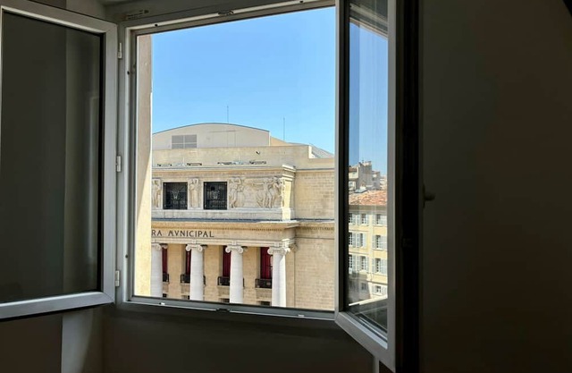 Large T2 - 54 m2 - In the heart of the 'Vieux Port' , facing the Opera!