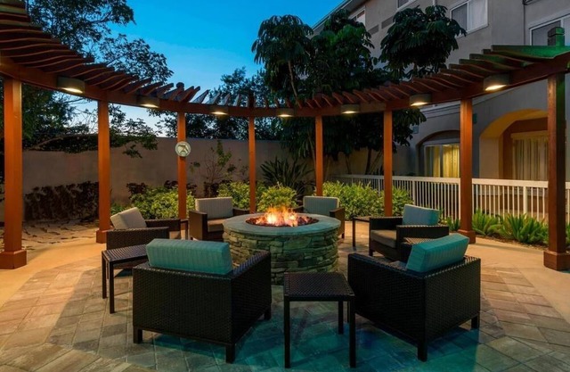 Comfortable Getaway Ideal for Couples seeking Tropical Beach Weekends - Parking