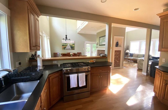 Secluded Sanctuary, Oak Bluffs Retreat - 10 min. walk to O.B. Harbor & Downtown