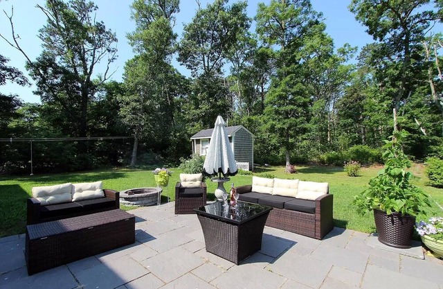 Walk to Seymour Pond, Great Backyard w Fire Pit!