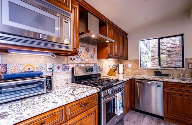 Casa Diana - Spacious 5 bedroom with ocean view and private backyard!