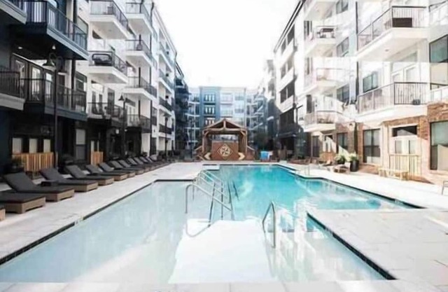 Top Floor Luxury-Steps to Broadway with a pool!