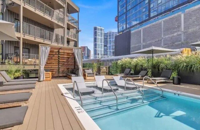 Downtown Broadway 6ppl Condo