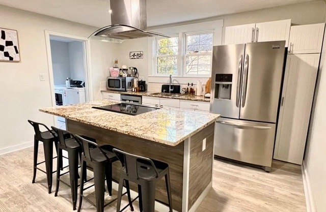 Style, Comfort, Dogs, Fenced Yard, No Clean Fee