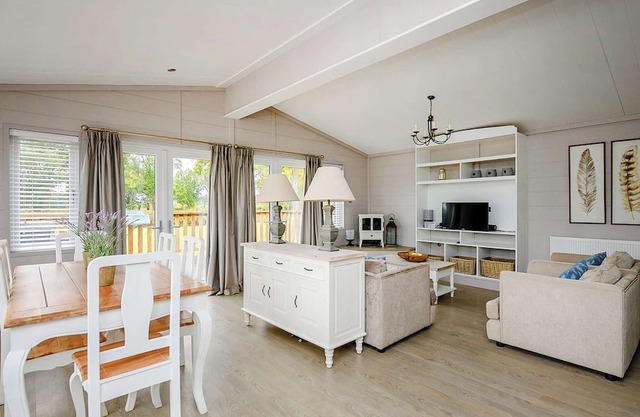 A luxurious lodge with one master double with en suite shower room.