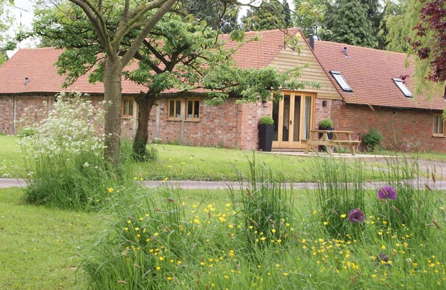 Bright two bed cottage in beautiful countryside with log burner.