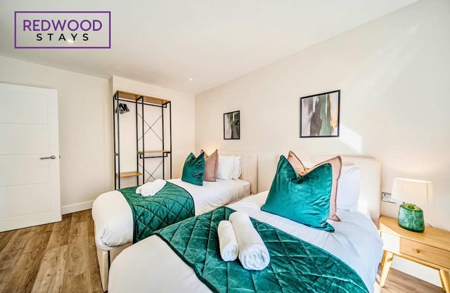 Town Center, FREE WiFi, 58 Inch TV, Balcony by Redwood Stays
