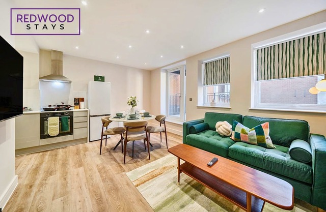 Brand New, Town Center, FREE FAST WiFi, Balcony by Redwood Stays
