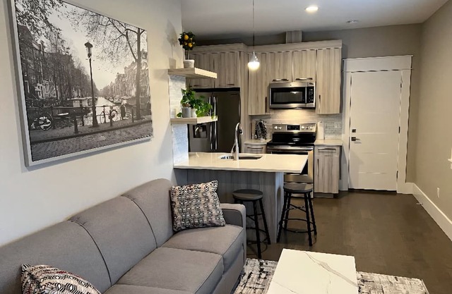 Modern Charming Unit in enjoyable in Clackamas with AC