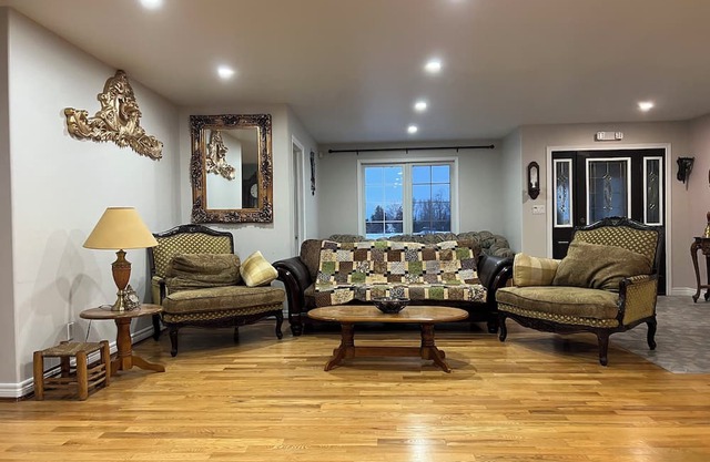 Spacious 4-Bedroom Retreat Near Presqu'ile Park