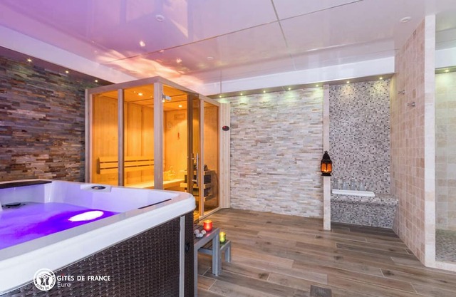 Spacious cottage with spa and swimming pool near Honfleur, Normandy