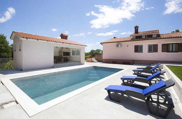 Nice home in Sveti Bartol