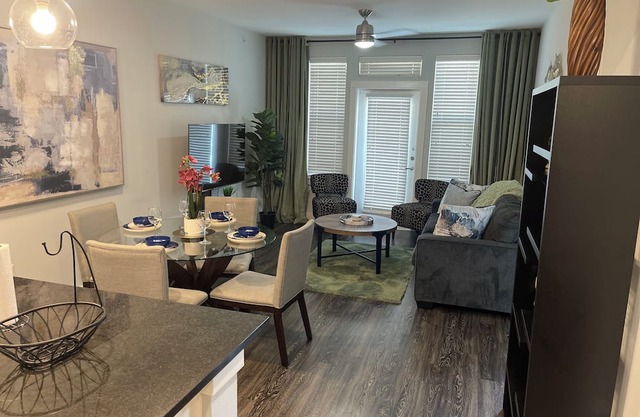 Business deluxe comfortable suite sleeps 4 about n15 min from DFW & Love Field