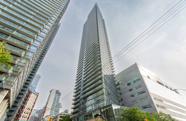 Modern 1BR Downtown Toronto | Monthly Rental | Steps to UT & Financial District