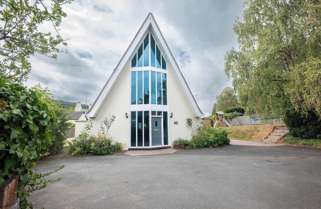 Perfect Retreat With Parking, Garden & Great Views