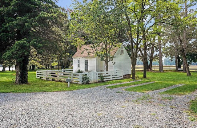 Sweet 1BDR Farm Cottage w/Fire Pit + Creek View