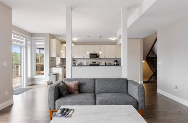 Relaxing Retreat: Office, Patio, Nature & Netflix
