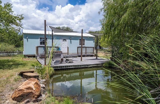 Charming Pondside tiny home in enjoyable Ingleside. Just minutes from the beach
