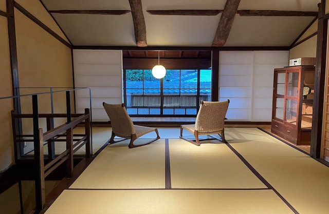 One-room suite townhouse in an important traditional building preservation district with bedrock bath & open-air bath Please stay in the kitchen and projector.