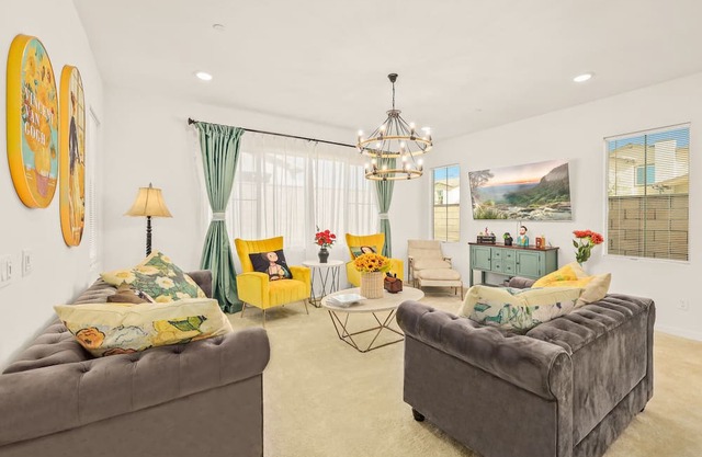 Spacious single house/Large kitchen/6BD/4BA/8beds