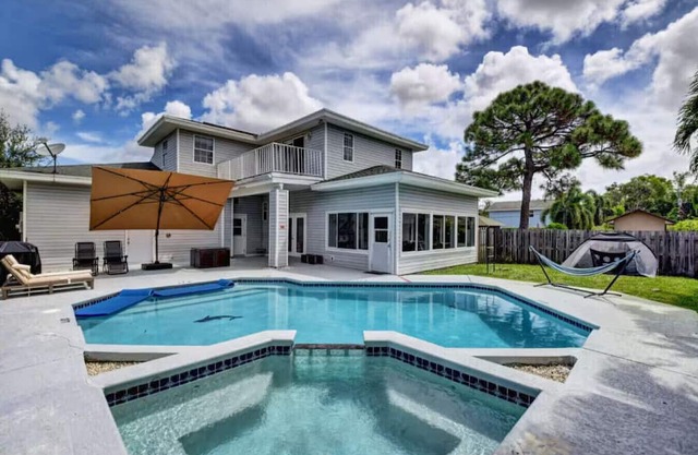 Beach Proximity Family Getaway: Private Pool, Jacuzzi, Mini-Golf & Entertainment