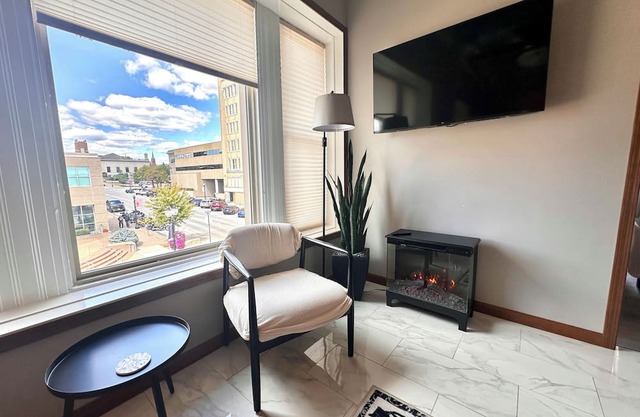 New 2-bedroom loft in center of Downtown Muscatine. Shopping, food, pubs nearby.