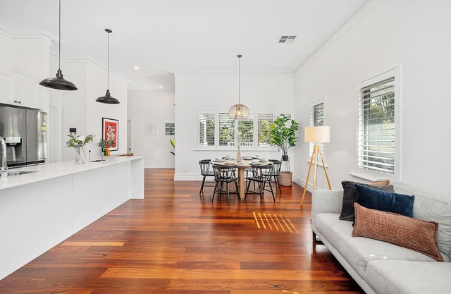 Stylish Suburban Getaway: Spacious & BBQ in Bayswater
