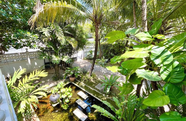 Relax in a Sunny Bedroomwith AC in a Modern Thai House, Perfect Location.