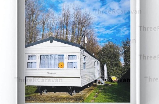 Cosy 2-bedroom fully equipped self-catering caravan with outdoor space.
