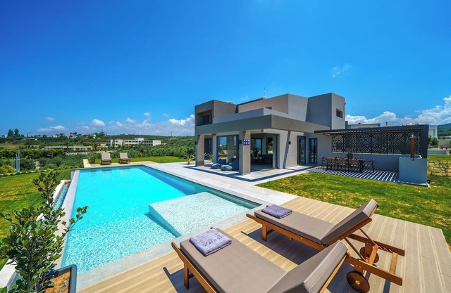 Oceanea Villa: Walk to Agia Marina Beach, Shops & Restaurants/Private Pool