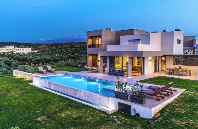 Oceanea Estate: Walk to Beach/2 Villas/2 Pools/8 Bedrooms