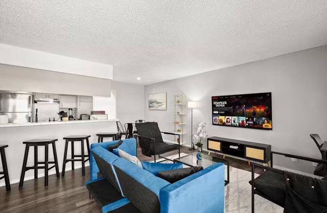 Cozy & Central ~ UT/Moody ~ Pool ~ Parking ~ WiFi