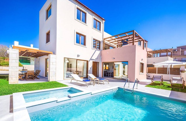 Chryseis Villa Chania: Walk to Beach, Shops & Restaurants/Private Heated Pool