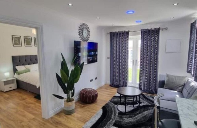 Very Cosy & Lovely 1 Bed Garden Apartment with side access