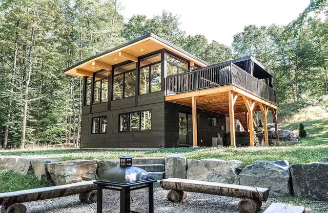 Chalet Van Haven – Spacious Mountain Chalet w/Hot Tub, Lake Access & Game Room