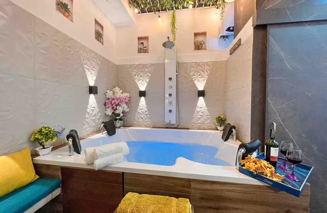 Luxurious Apt | Hot Tube | Prime Location | 3Bed