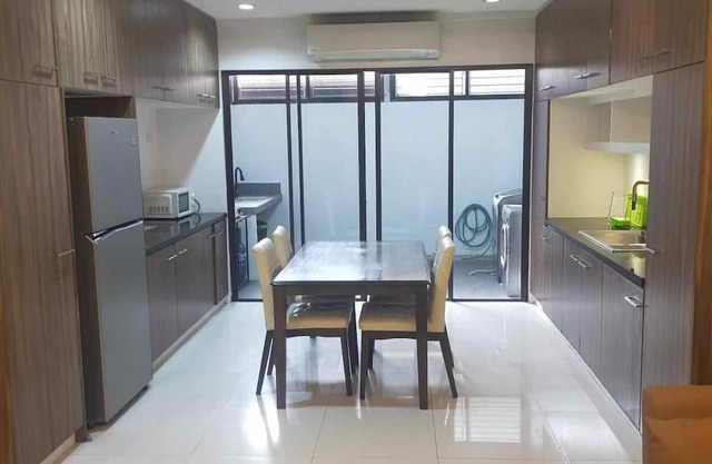 3 BR, 3.5 BA Townhouse. Fully furnished w/parking