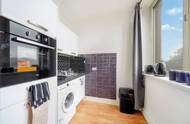Lovely New 1 Bed Inc Parking