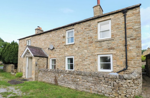 ROSEMARY COTTAGE, pet friendly, with open fire in Leyburn