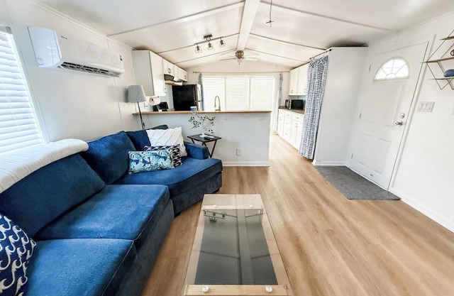 Cozy 2-bedroom mobile home in fantastic Bradenton with WiFi, AC