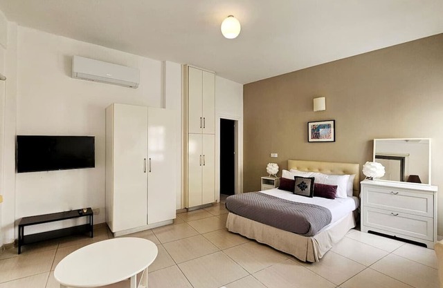 Phaedrus Living: Ledras Residences 101