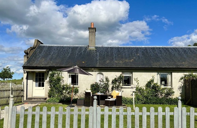 Maple Cottage - sleeps 4 guests in 2 bedrooms
