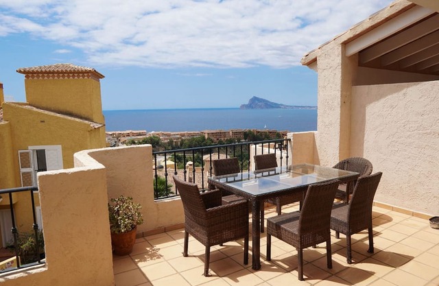 Charming Townhouse with Sea Views & Pool in Altea