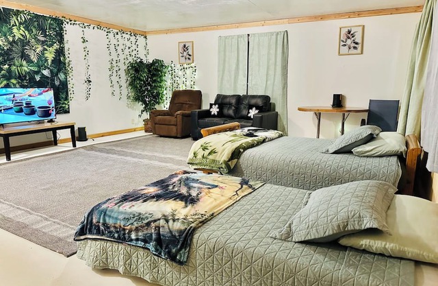 #2 Relaxing Rustic Retreat studio on 21 acres in Cottonwood WiFi, AC, Yoga room