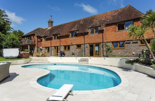 Sleeps10/18-Parking-Garden-Pool-HotTub-Balcony