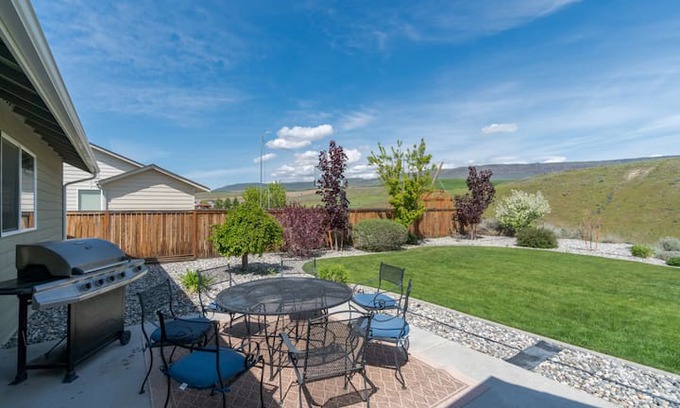East Wenatchee House | Manicured home w/ hot tub, patio & gorgeous views - close to town & the rivers!